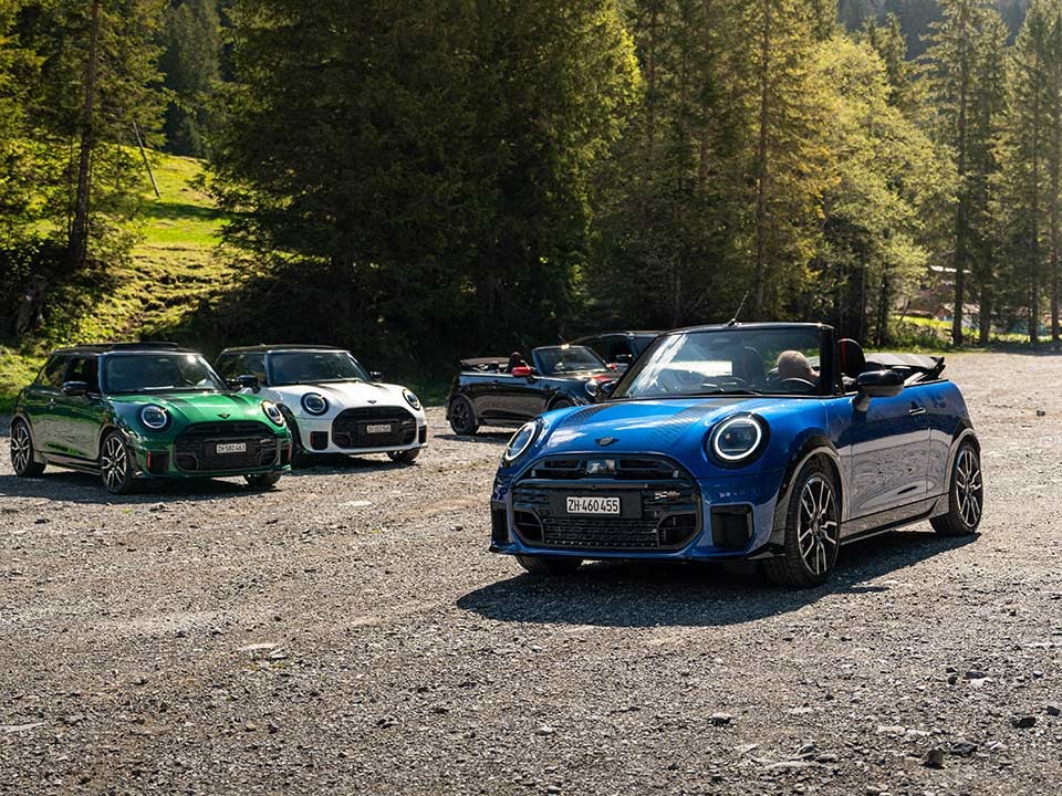 MINI Cooper Cabrio sur le parking MINI Cooper Cabrio sur le parking